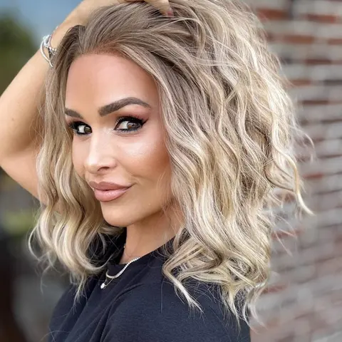 AISOM Chloe Warm Blonde Short Water Wave 13x4 Free Part Lace Front Wig for Women Synthetic Glueless Wig Low Density Daily Use