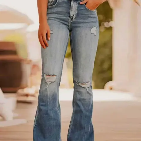 Women's Casual Streetwear, Ripped Denim Light Wash Fitted Flared Pants with Pockets, Button, Stylish Aesthetic Daily Wear Flared Leg Jeans, Comfortable Fit, Perfect for Spring & Fall
