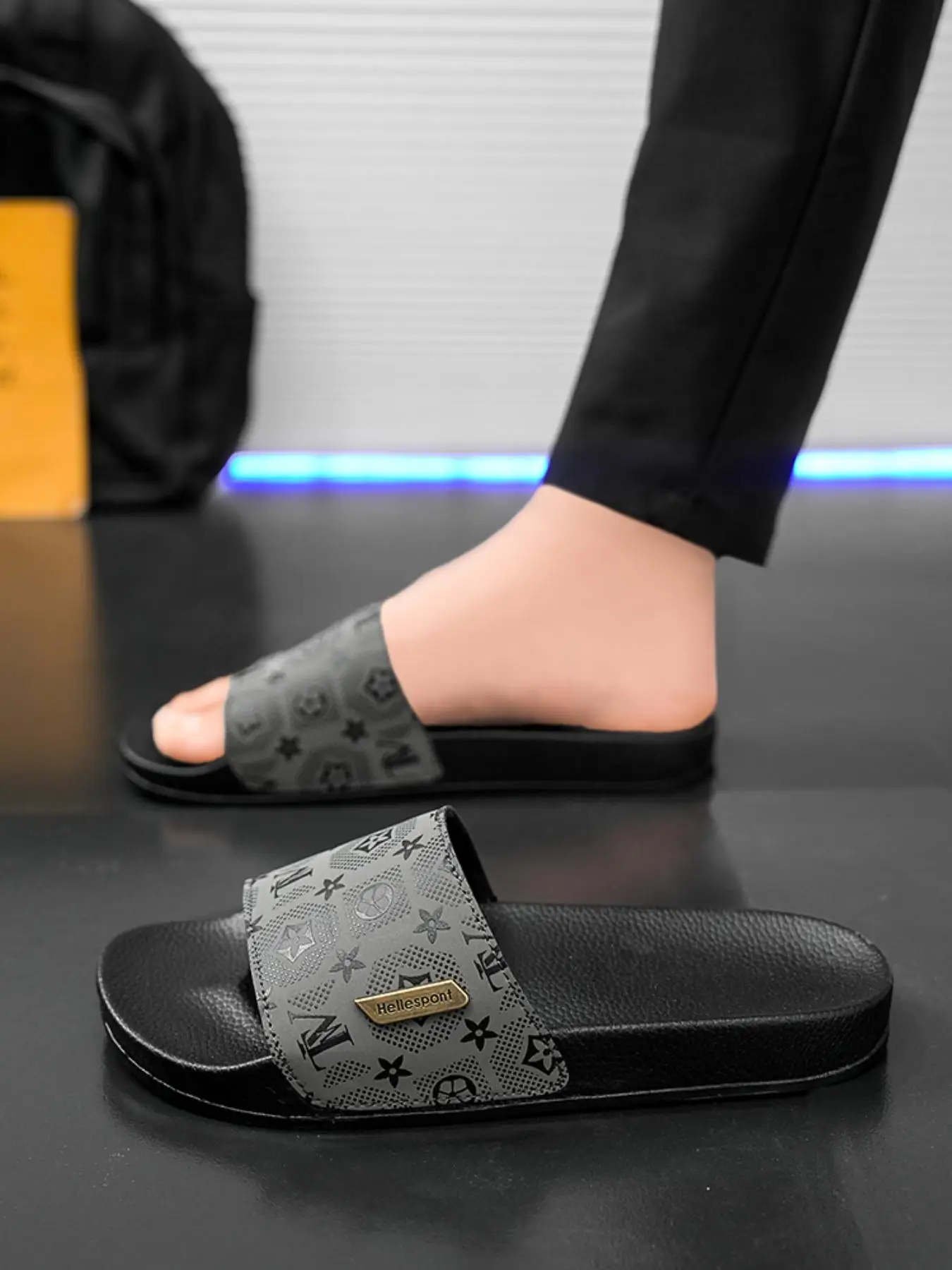 Men's Fashionable Slides, Casual Comfortable Lightweight Breathable Soft Sole Slippers for Indoor Outdoor Wear, New Style Grey Summer Slippers for Men