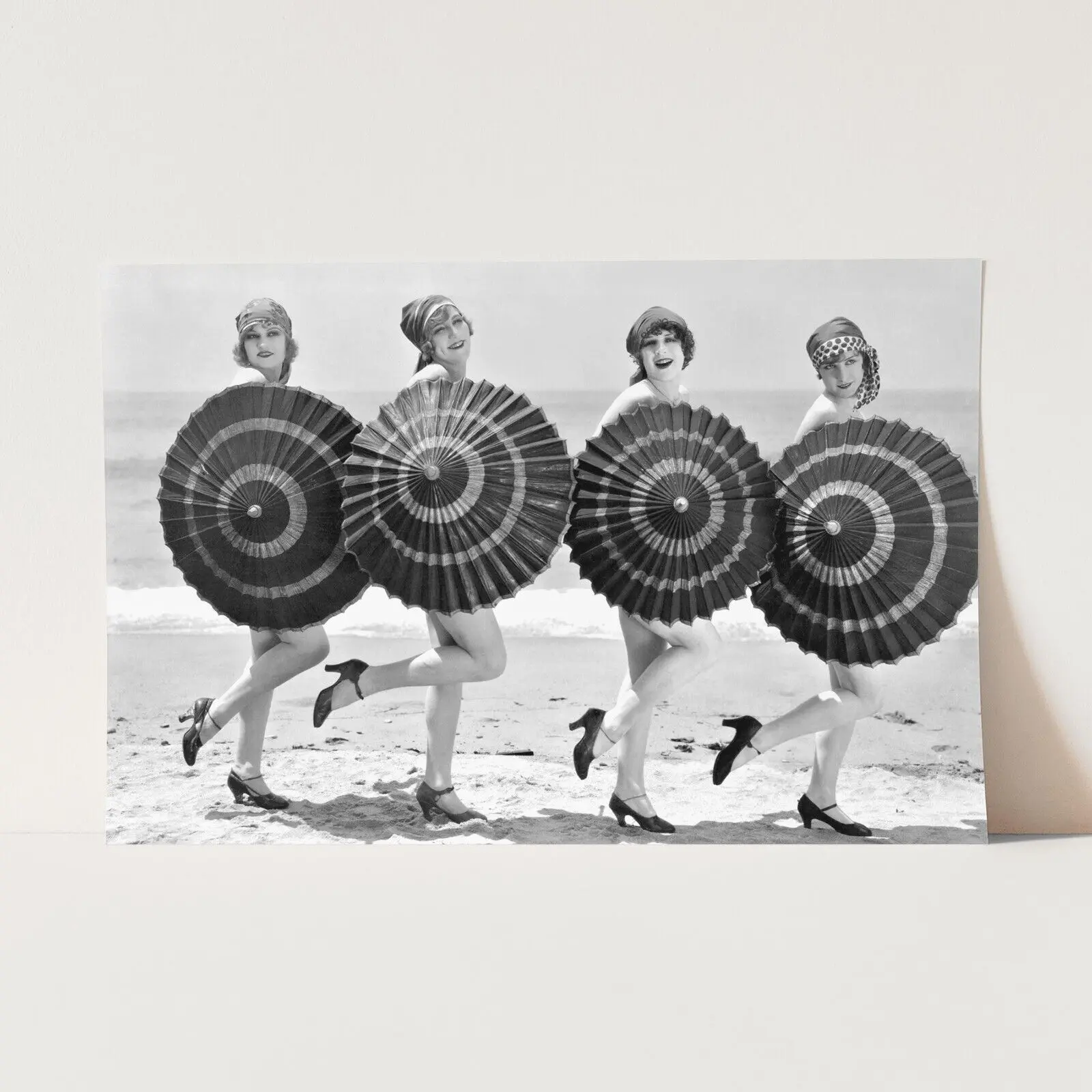 Trendy Poster-Vintage Beach Umbrella Flapper Girls Beach Fashion 1920s Wall Art Poster Print Decor Room Colorful Gifts Ornaments Decoration