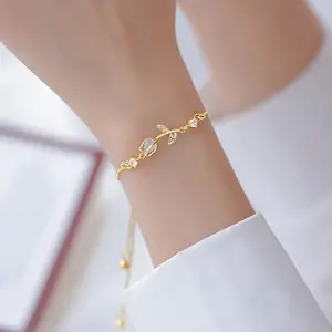 An Adjustable Tulip Bracelet, Stylish Fashion Accessory, Premium Jewelry Enhanced for Modern Trends, a Chic Decorative Bracelet, Perfect Present for Family, Friends, Partners, And Special Occasions Like Holidays And Birthdays