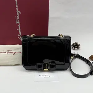 Pre-owned SALVATORE FERRAGAMO Patent Shoulder Bags 7.8'' R2299 Shoulder Bag C18674479659 0401 T3 Mia
