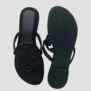 Women’s Rhinestone Crystal Flat Thong Sandals, Sparkly Bling Flip Flops with Cushioned Soft Insole, Non-Slip Summer Sandals for Beach, Wedding & Daily Walking, Elegant Feminine Dress Footwear