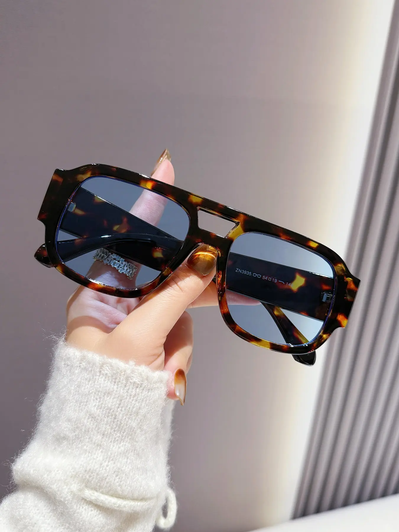 Women's Large Frame Glasses, Fashionable and Comfortable, Ideal for Outdoor Activities, Parties, Vacations, Travel, Photo Props, Gift for Men