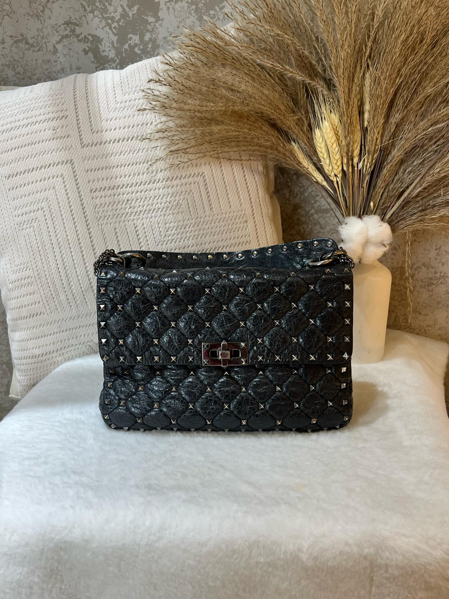 Pre-owned Valentino Garavani Rockstud Spike Small Shoulder Bag in black grained leather 1919