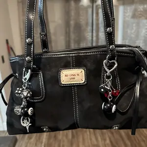 American Retro Y2k Style Black Eight Dice Cherry Pendant, Minimalist Heart Charm, A Combination Of Black Eight Billiard Ball And Cherry Charm, Suitable For Decorating Keys, Bags, Making It A Personalized Accessory For Going Out And Dating