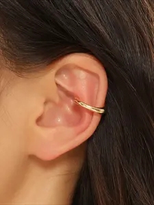 A Pair of Stylish Glossy Clip-on Earrings with A Simple Design Suitable for Commuting Non Piercing Jewelry