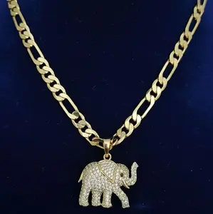 Eleva tu estilo con esta exquisita cadena que presenta un encantador dije de elefante bañado en oro de 14k. Símbolo de sabiduría, fuerza y buena fortuna, el elefante añade un toque de sofisticación y significado a cualquier atuendo.