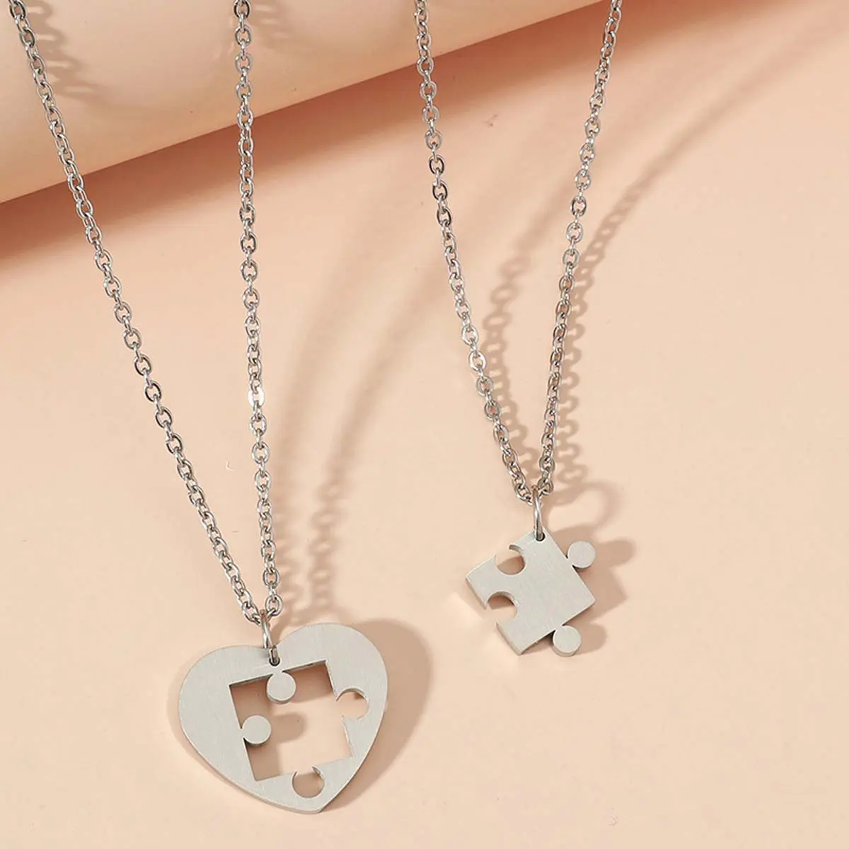 [Limited-Time Event] Unisex Heart-Shaped Chain-Link Puzzle Piece Artificial Gemstone Pendant Necklace - Minimalist, Romantic, Exquisite Design, Casual Daily Wear, Valentine's Day Anniversary Couple Jewelry, Symbol of Love, Perfect Match Accessory, Versati
