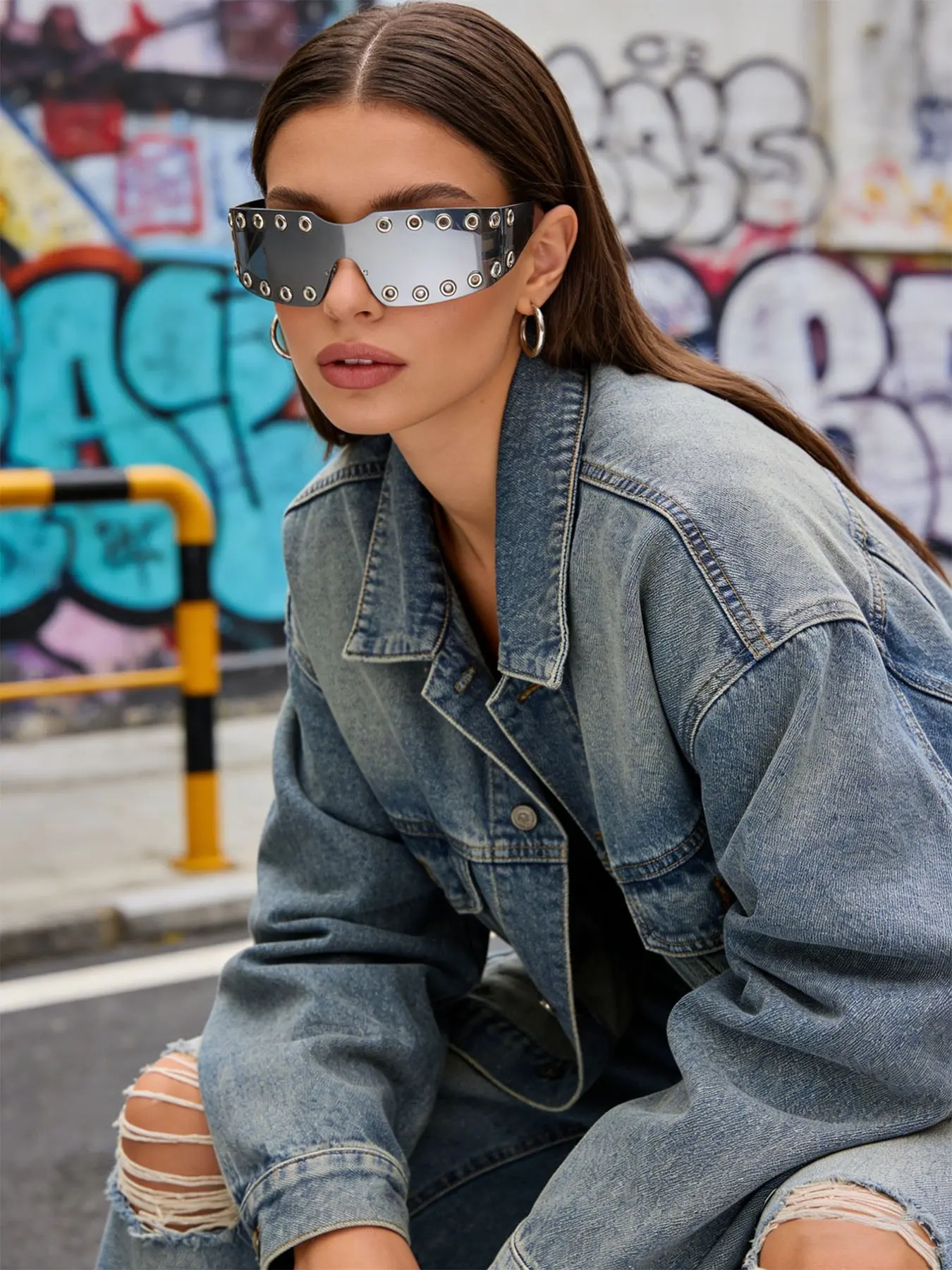 Cyberpunk Style Integrated Sunglasses, Metal Rivet Decoration, Gradient Color Lenses, Casual Square Frame, All Seasons Wear, Futuristic Sunglasses, Trendy Square Sunglasses, Trendy Fashion Shades