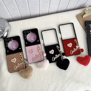 This plush heart-shaped phone case comes with a plush heart-shaped pendant. The hard PC back plate provides shockproof and anti-drop protection. It is suitable for Samsung Galaxy Z Flip 7, 7FE, 6, 5, 5G
