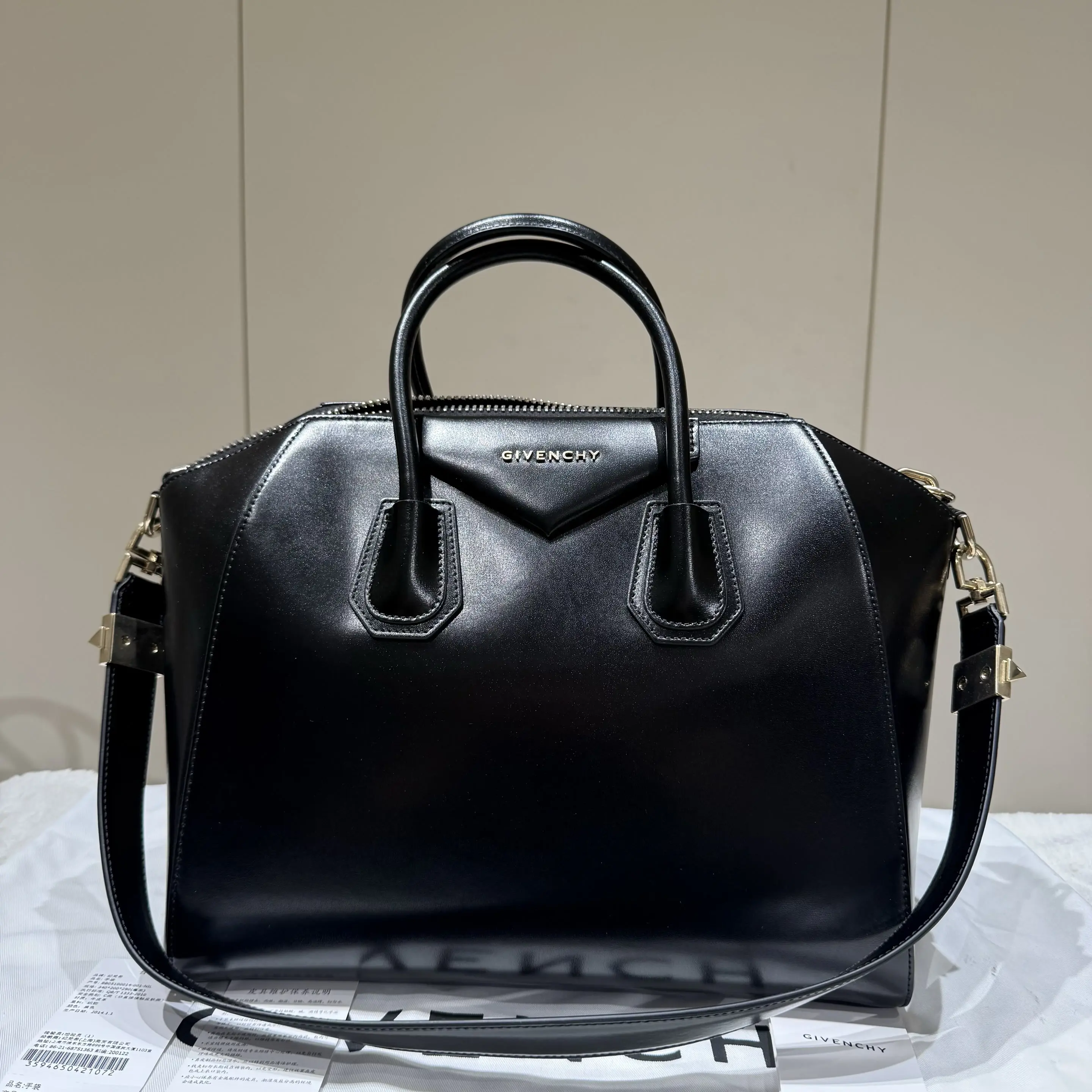 Pre-owned GIVENCHY leather Shoulder Bags Medium Antigona Handbag, Full Black Calfskin Shoulder Bag 46206293