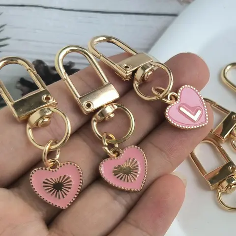 Fashionable Heart Shaped Initial Keychain, A-Z Enamel Letter Charm for Purses, Backpacks & Car Keys, Ideal Gift for Women and Girls, Cute Keychain, Fashionable Alloy Keychain, Keychains Cute