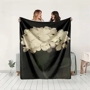 1 piece Close-up of white hydrangea themed flannel blanket - Super soft and warm flannel blanket, suitable for beds, sofas and camping, modern design, digitally printed pattern, all-season use, 100% polyester material, non-slip, machine washable, a