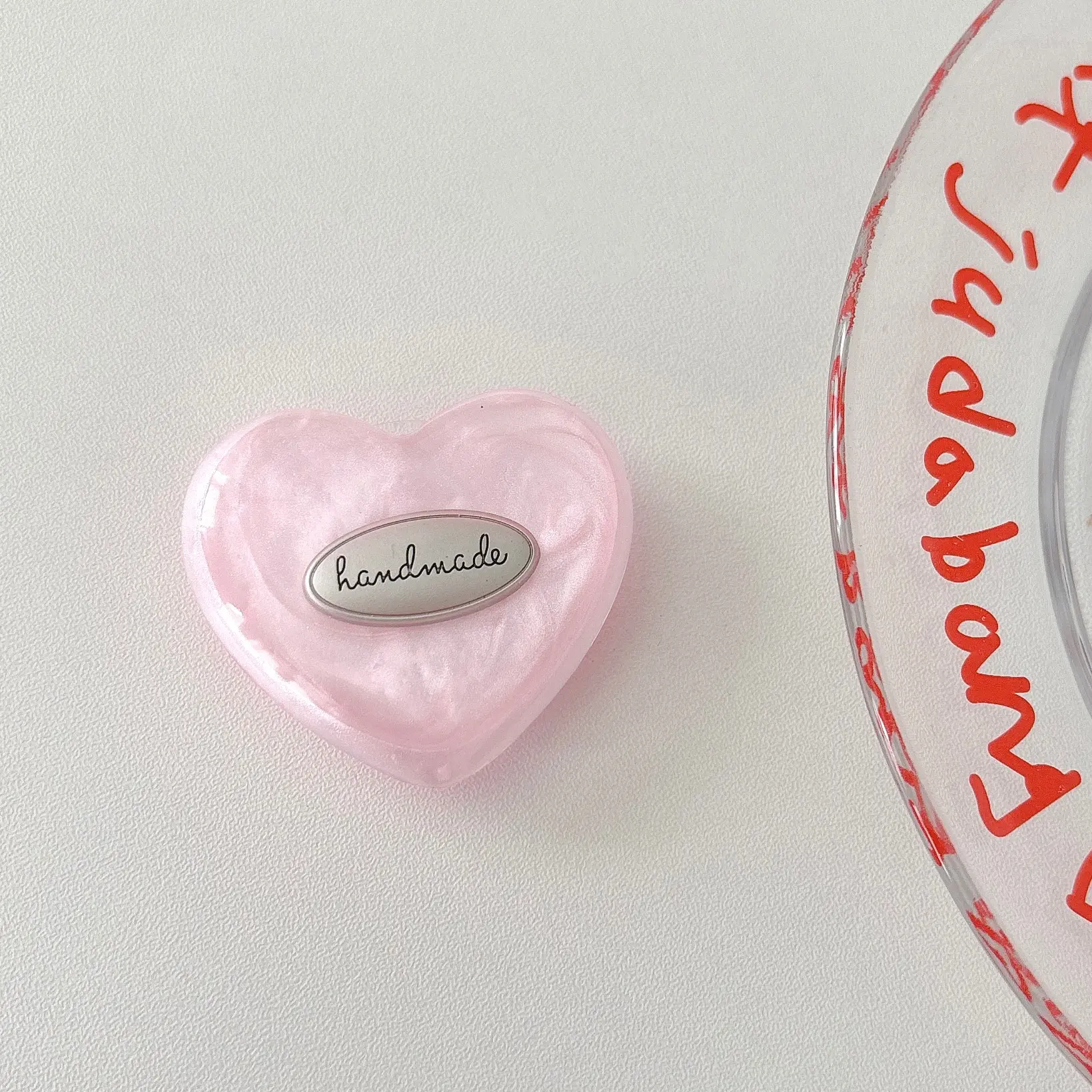 Heart-shaped shell pattern glitter nameplate phone holder