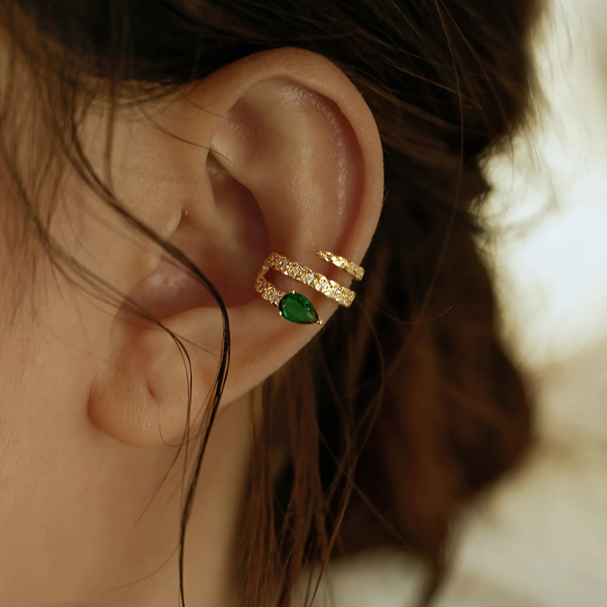 Women's Snake-Shaped Hypoallergenic Ear Cuff - Cool Party Jewelry, Unique Metal Design, Glamorous Artificial Gemstone 3D Earrings, Nickel-Free Metal, Evening Party Accessory, Valentine's Day Gift, Fashion Jewelry