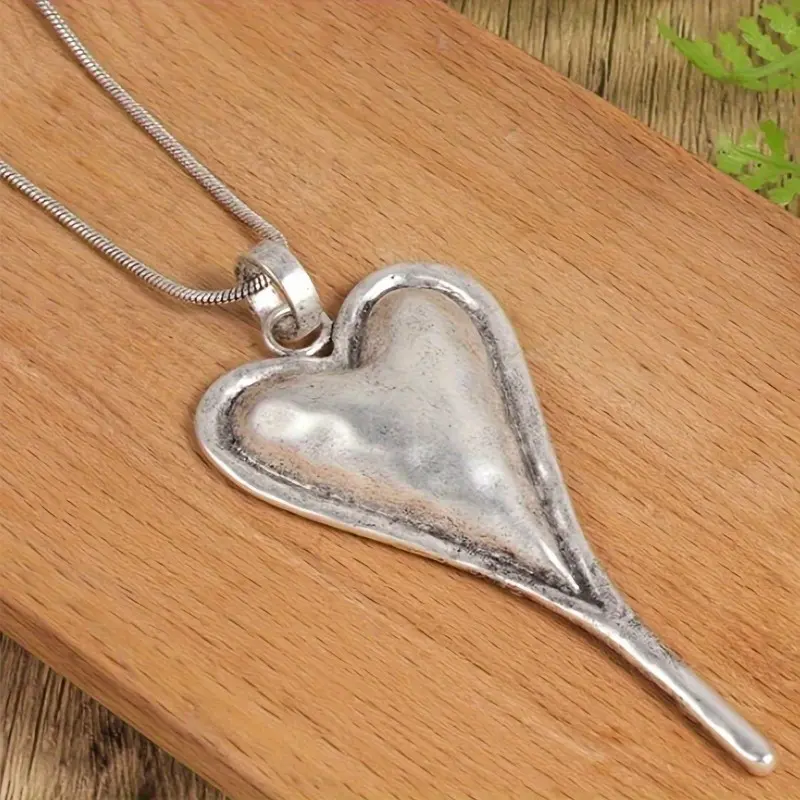 Women's Retro Heart-Shaped Zinc Alloy Pendant Necklace, Simple Fashionable Holiday Wear Costume Jewelry Accessory Gift