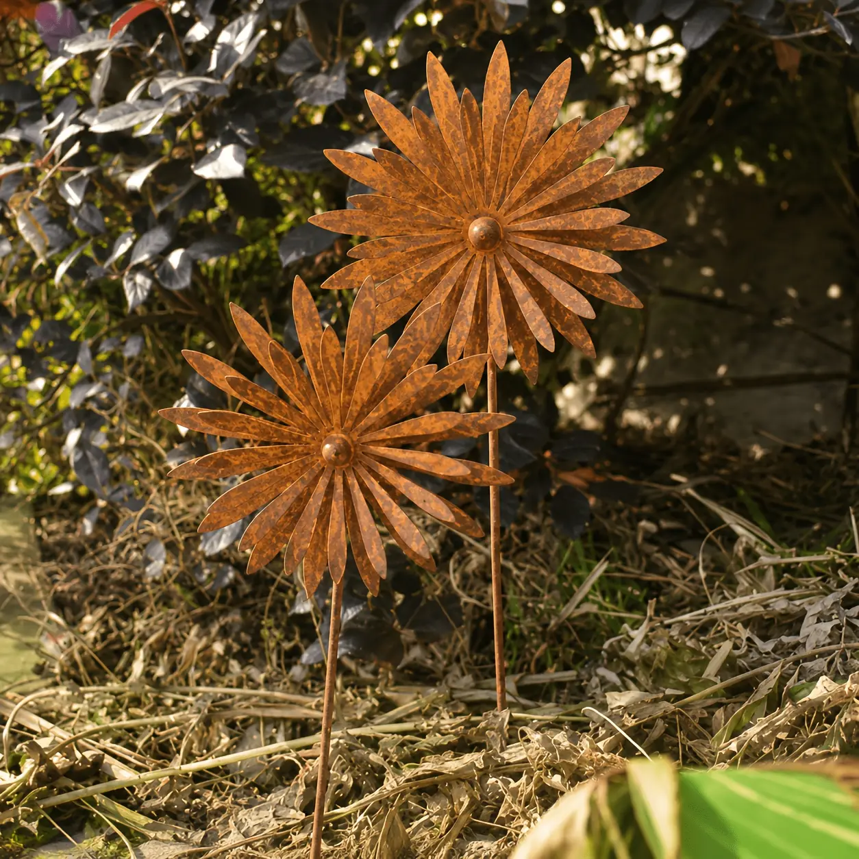 Vintage Distressed Ironwork Chrysanthemum Garden Stake, Intricately Cut Hollow Petal Design, Premium Natural Rust Finish, Rust-Resistant Weatherproof Outdoor Home Decor Statue for Garden Lawn Enhancement