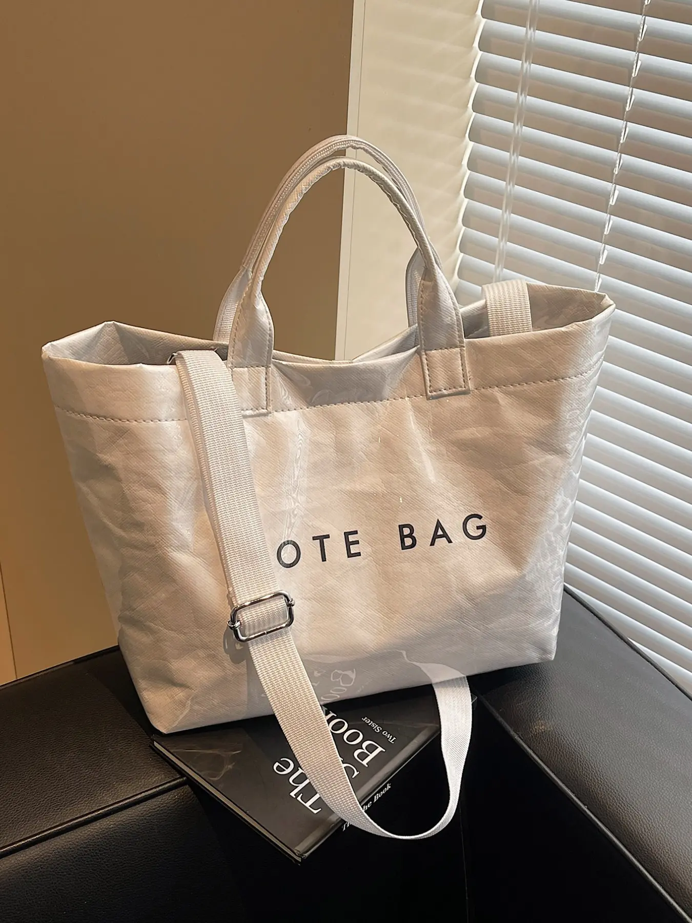 Large Casual Tote Bag for Women Plastic PVC Letter Printed Kraft Paper Hobo Bag Everyday Work Bag for Work, Office, Shopping, Outdoor, Beach, Party. Tote Purses for Women, Gift Idea, Stylish Tote Bag, Lightweight Versatile Tote