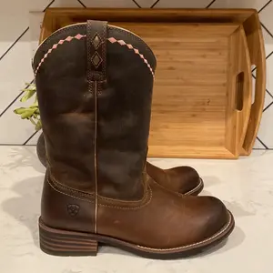 Ariat Unbridled Roper Western Boot pink trim brown leather rodeo jaripeo cowgirl