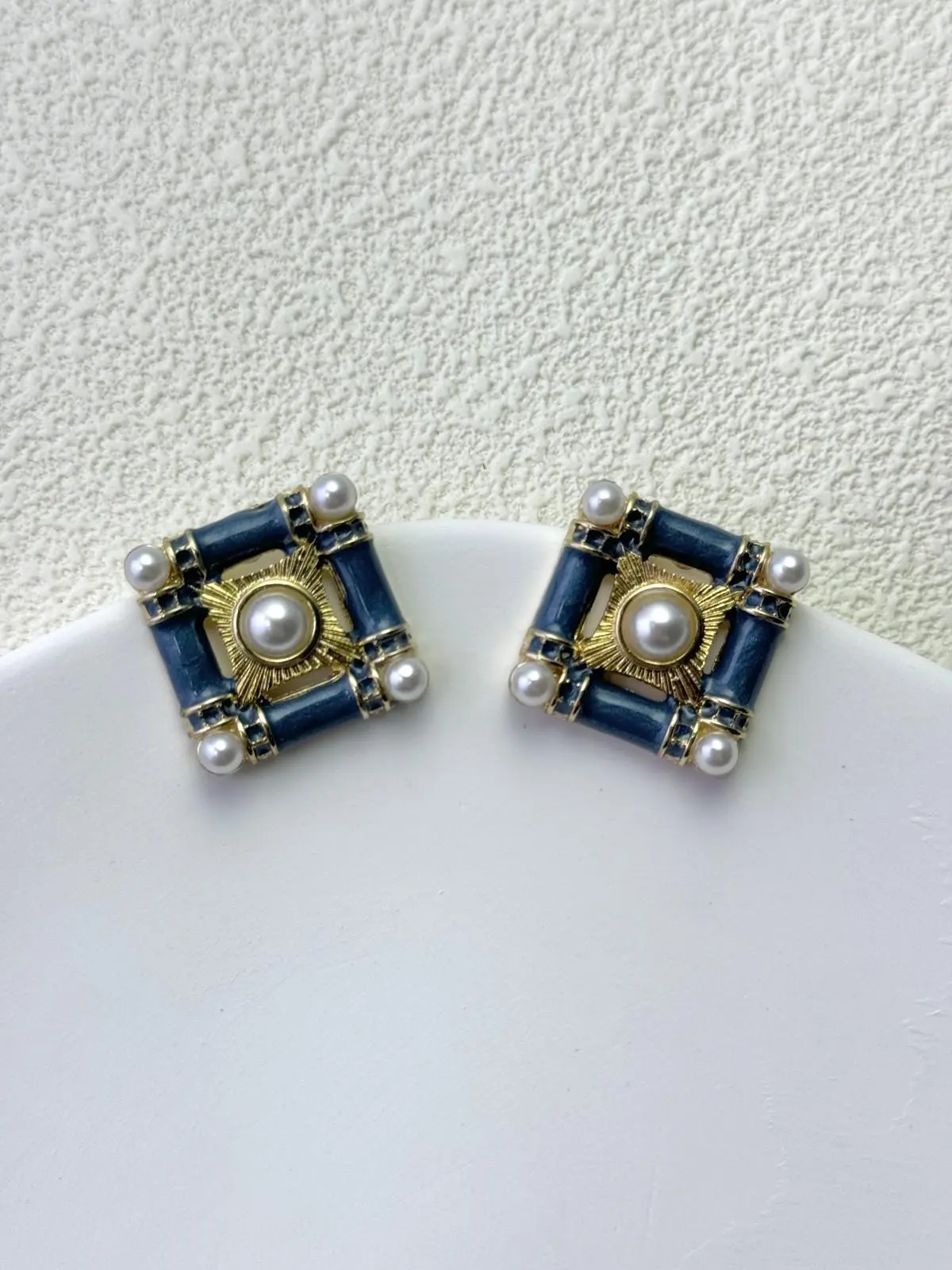 Starry Jewelry Baroque style enamel craftsmanship handmade inlaid pearl earrings, oil painting art vintage female stud earrings. A003