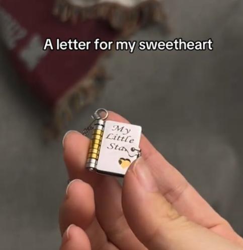 Book Necklace for Mom/Granddaughter/Grandson(English&Spanish),Perfect Gift for Mother's Day/Birthday,Meaningful Jewelry of Love,Book-shaped Pendant with a Flip-page Design,Exquisitely Crafted from Rust-proof 316 Titanium Steel