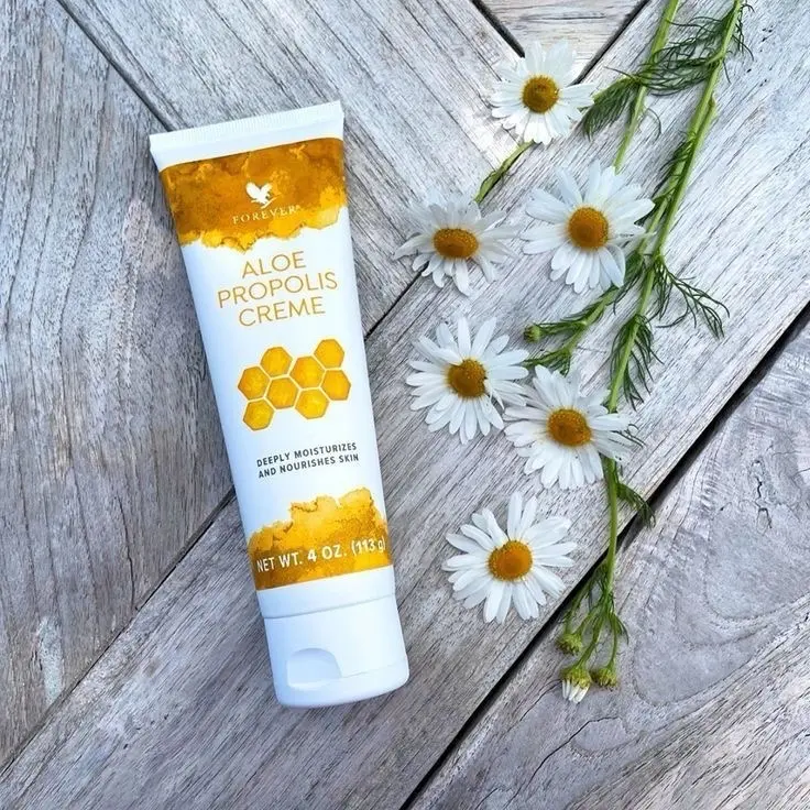 Hive with Aloe Propolis Crème - Natural Moisturizer for Dry Skin, Vitamins A and E Moisture Balm