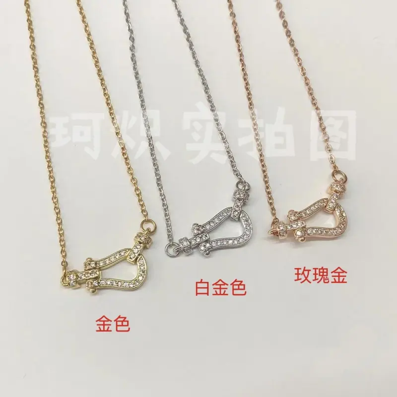 This is a popular European and American horseshoe buckle necklace that is versatile for women, exuding a sense of high-end sophistication. It features a slightly inlaid, niche, and luxurious heavy industry collarbone chain This is a popular European and American horseshoe buckle necklace that is versatile for women, exuding a sense of high-end sophistication. It features a slightly inlaid, niche, and luxurious heavy industry collarbone chain