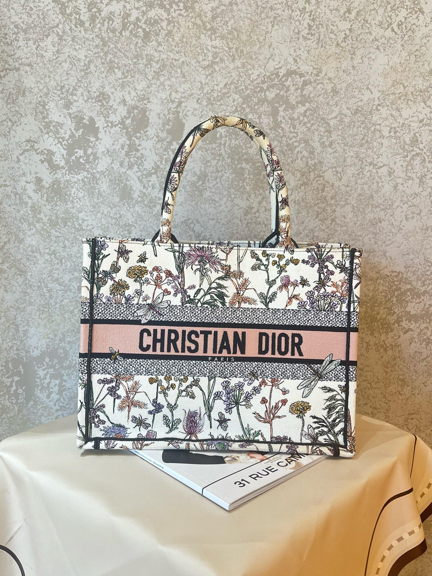 Pre-owned Dior Medium Book Tote from the coveted Florilegio collection, features intricate floral & insect embroidery on white canvas 1919H0553