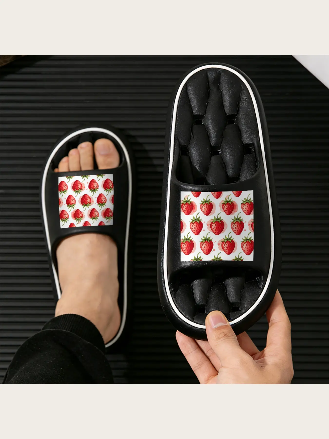 Women's Summer Strawberry Print Slippers Soft Comfortable Non-Slip Indoor Outdoor Home Garden Beach Sandals Lightweight Breathable Open Toe Casual Footwear for Ladies