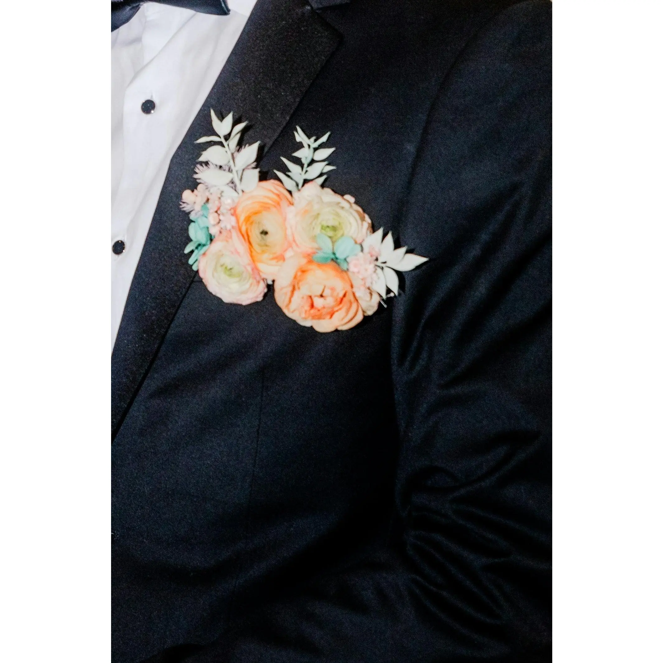 À la Carte Pocket Square Boutonniere