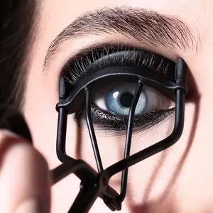 SURRATT RELEVEE EYELASH CURLER Award-Winning Hand-Calibrated Japanese-Made Ergonomic Eyelash Curler with Bouncy Silicone Pads for Gentle Curling and Lengthening
