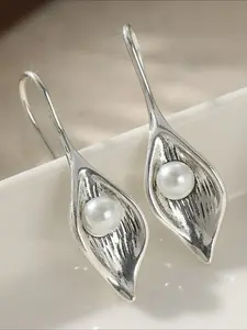 1 Pair of Retro Elegance-inspired Imitation Pearl Leaf-shaped Drop Earrings, Jewelry Designed Exclusively for Women. Perfect for Everyday Wear, Travel, or Vacations, and An Ideal Surprise Gift for Cherished Friends.