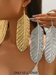Metal Hollow Feather Long Earrings for Women, French Vintage Bohemian Style, Trendy Jewelry, Perfect for Vacation Fashion Accessories