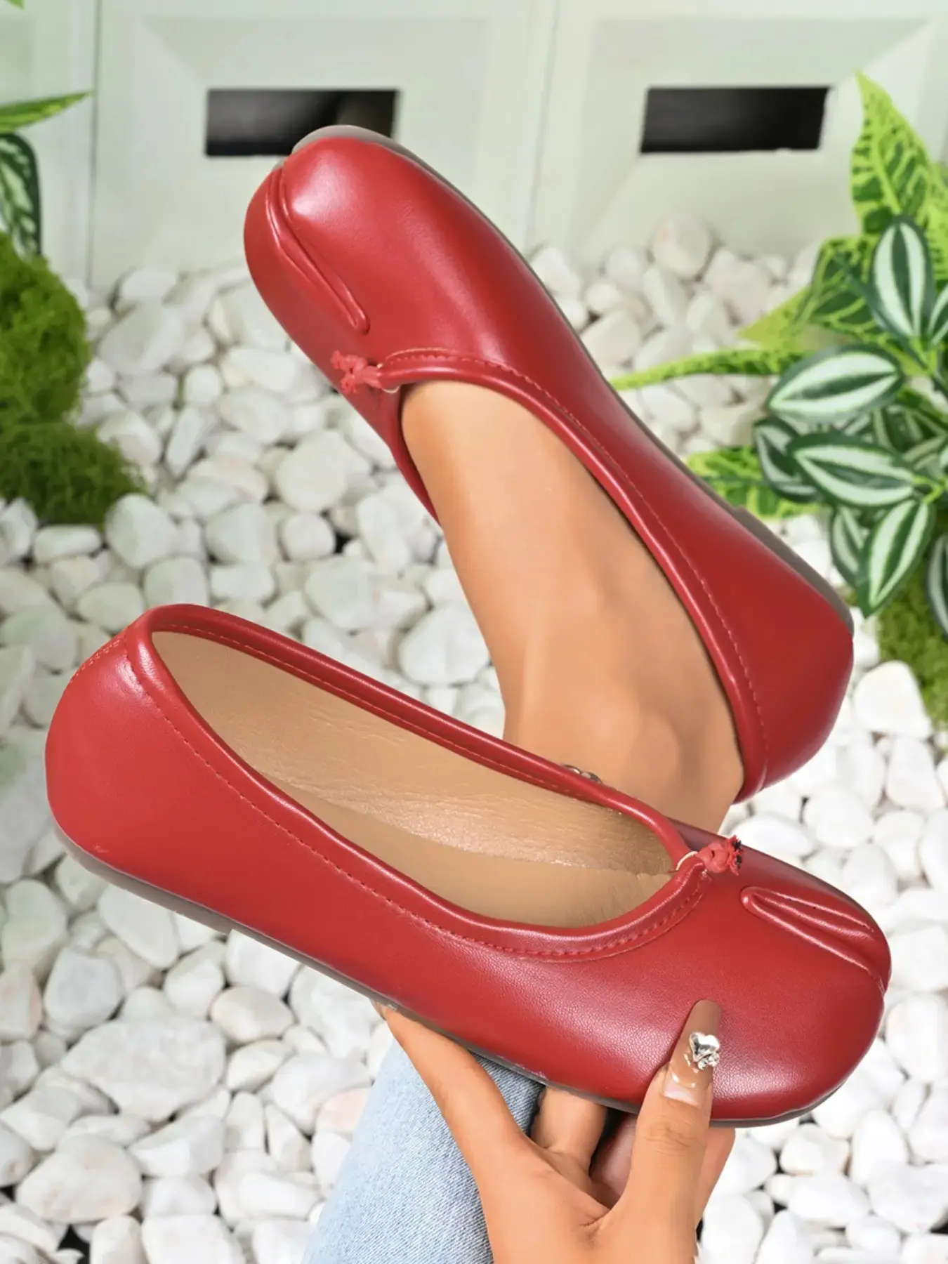 Women's new plus-size split-toe lightweight and comfortable slip-on shoes, stylish and simple for commuting and casual wear, flat-soled shoes