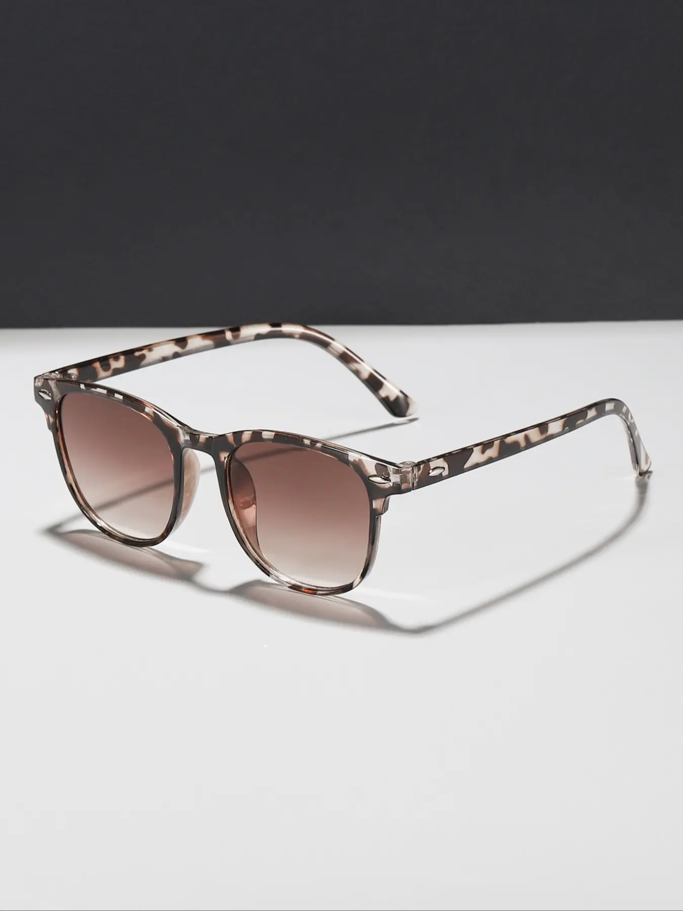 Unisex Retro Tortoiseshell Sunglasses, Stylish Sunglasses, UV Protection, Lightweight PC Frame, All-Season Brown Eyewear, Ideal for Outdoor Activities, UV Protective Sunglasses