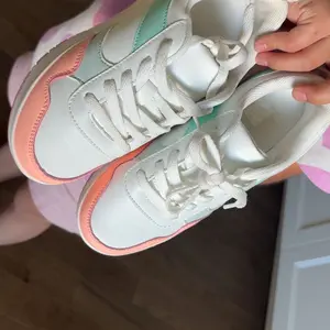 Roller Skate Shoes for Kids Girls Boys Detachable Wheeled Fashion Sneakers