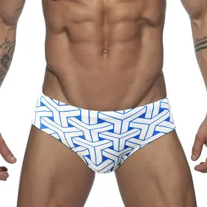 Men's contrasting geometric print swim trunks, slim stretch swimsuit pants for pool and beach parties