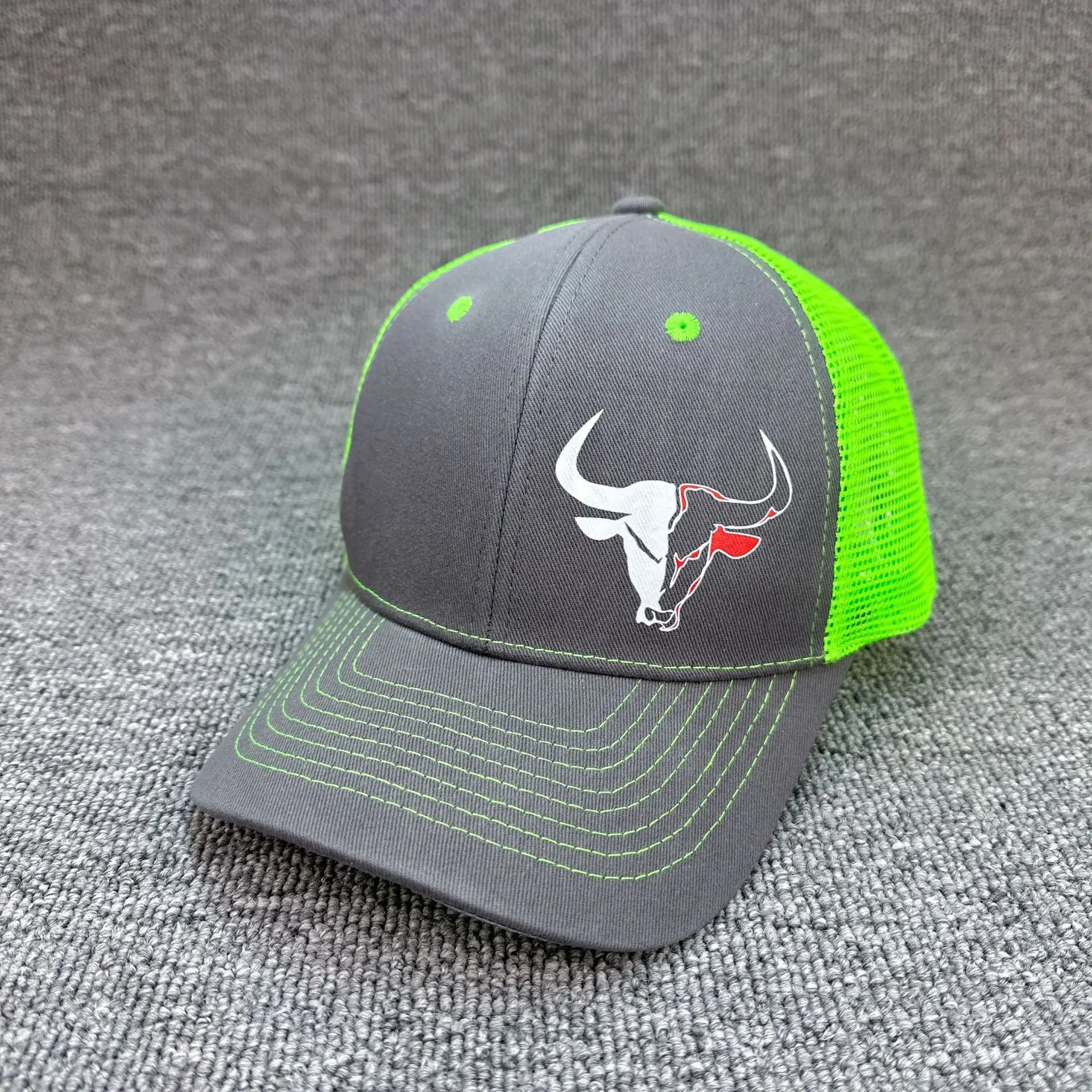 New cow head print sunshade mesh cap, casual baseball cap for European and American men and women, suitable for couples, versatile New cow head print sunshade mesh cap, casual baseball cap for European and American men and women, suitable for couples, versatile