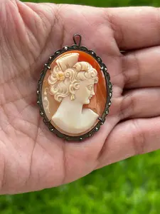 Vintage Shell Cameo Brooch Pendant – 800 Silver Scalloped Frame