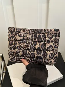 Retro leopard print design fashion cotton-padded makeup bag, Vintage vanity bag, small-scale pleated design casual simple versatile handbag, lightweight small change purse, and fashionable, suitable for daily commuting, shopping and travel, etc.