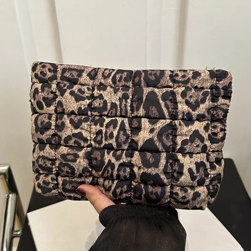 Retro leopard print fashion makeup bag, small pleated casual handbag, lightweight small change purse, vintage vanity bag, commuter purse, Fashionable purses, suitable for daily commuting