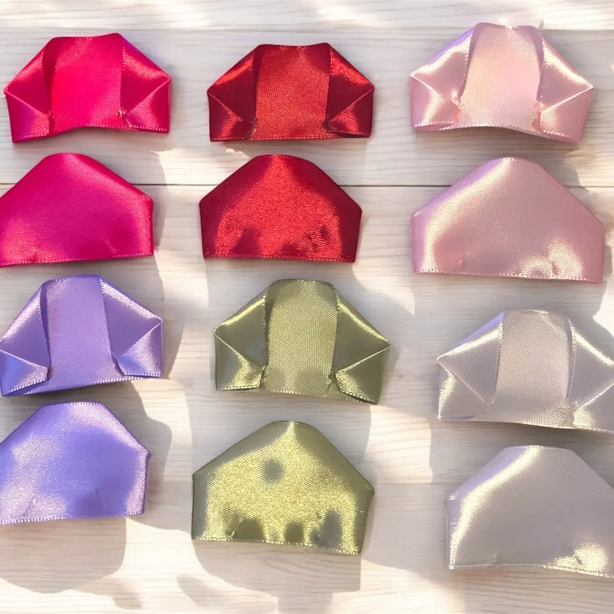 Premade Ribbon Rose Petals for Making Eternal Bouquets / petalos de liston para flores eternas 100 Pack Pre-fabricated ribbon Rose petals to make Eternal Roses Pétalos de listón satinado