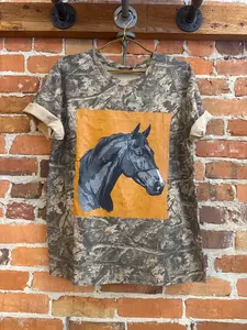 Vintage Horse Artwork – Real Tree Tee