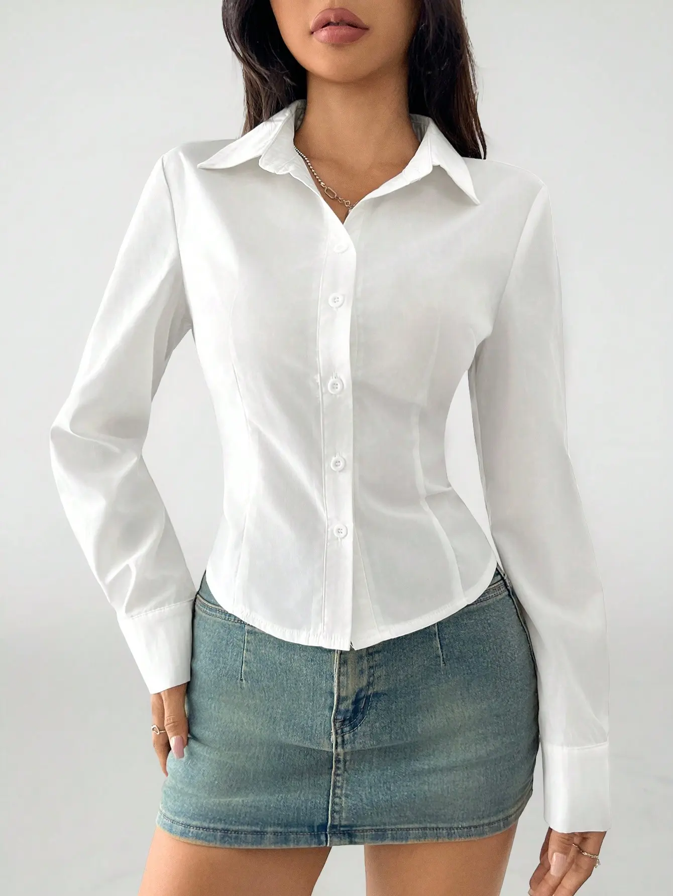 Women’s waist-cinching shaping slim-fit blouse, available in black and white, turn-down collar, single-breasted, long sleeves, cropped length; commuter hot-girl style that accentuates the waistline for a slimming, elegant look.