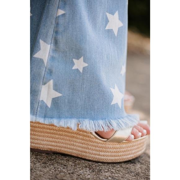 Women's Mid-rise Slim-fit Jeans With All-over Star Print. Flared Legs With Frayed Hem Design. Patch Pockets At The Front And Back. Crafted From Stretch Denim, Suitable For All Seasons And Various Occasions.