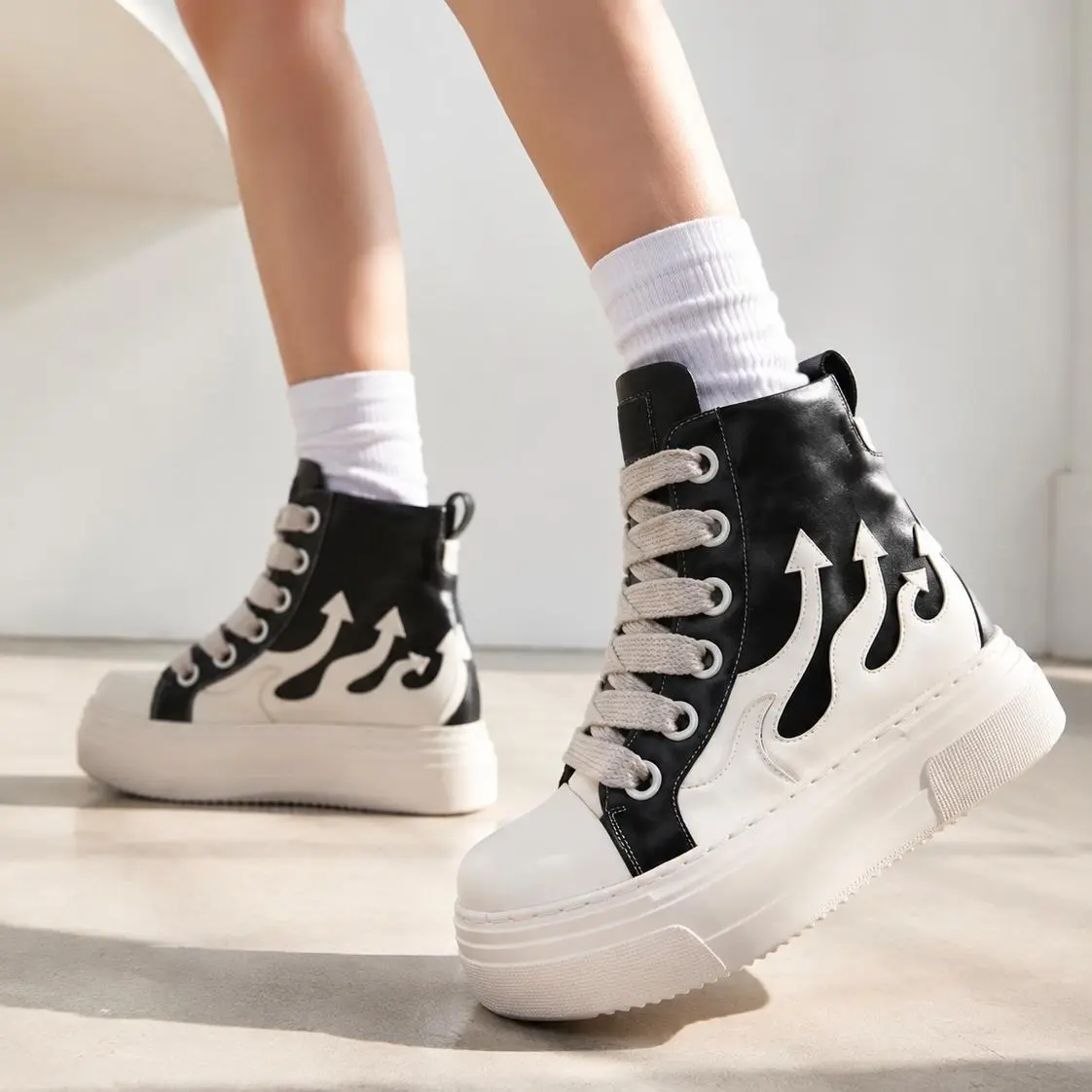 Unisex Punk High-Top Sneakers with Flame Graphic and Color-Block Design, Non-Slip Platform Sole and Chunky Laces for Streetwear