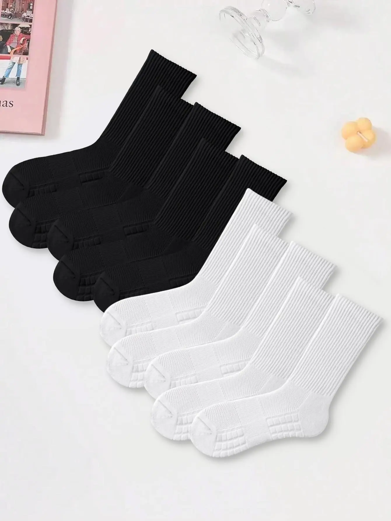 Men’s one-piece long socks with a towel sole, black-and-white color scheme, comfortable moisture absorption and soft touch, suitable for everyday wear with full coverage support; soft, stylish men’s apparel.
