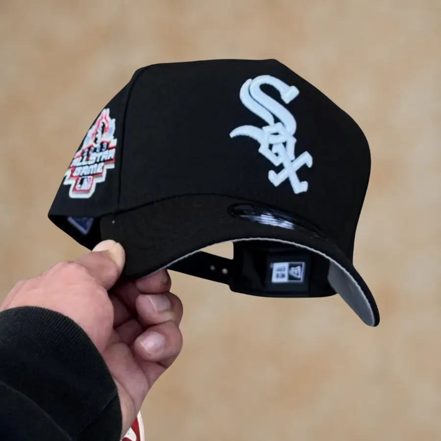 Black New Era Chicago White Sox 9FORTY Adjustable Baseball Cap – Embroidered Logo Hat with Anniversary Side Patch, Collector’s Limited Edition 2026 Urban Streetwear Gorra premium, moda urbana para hombres y mujeres