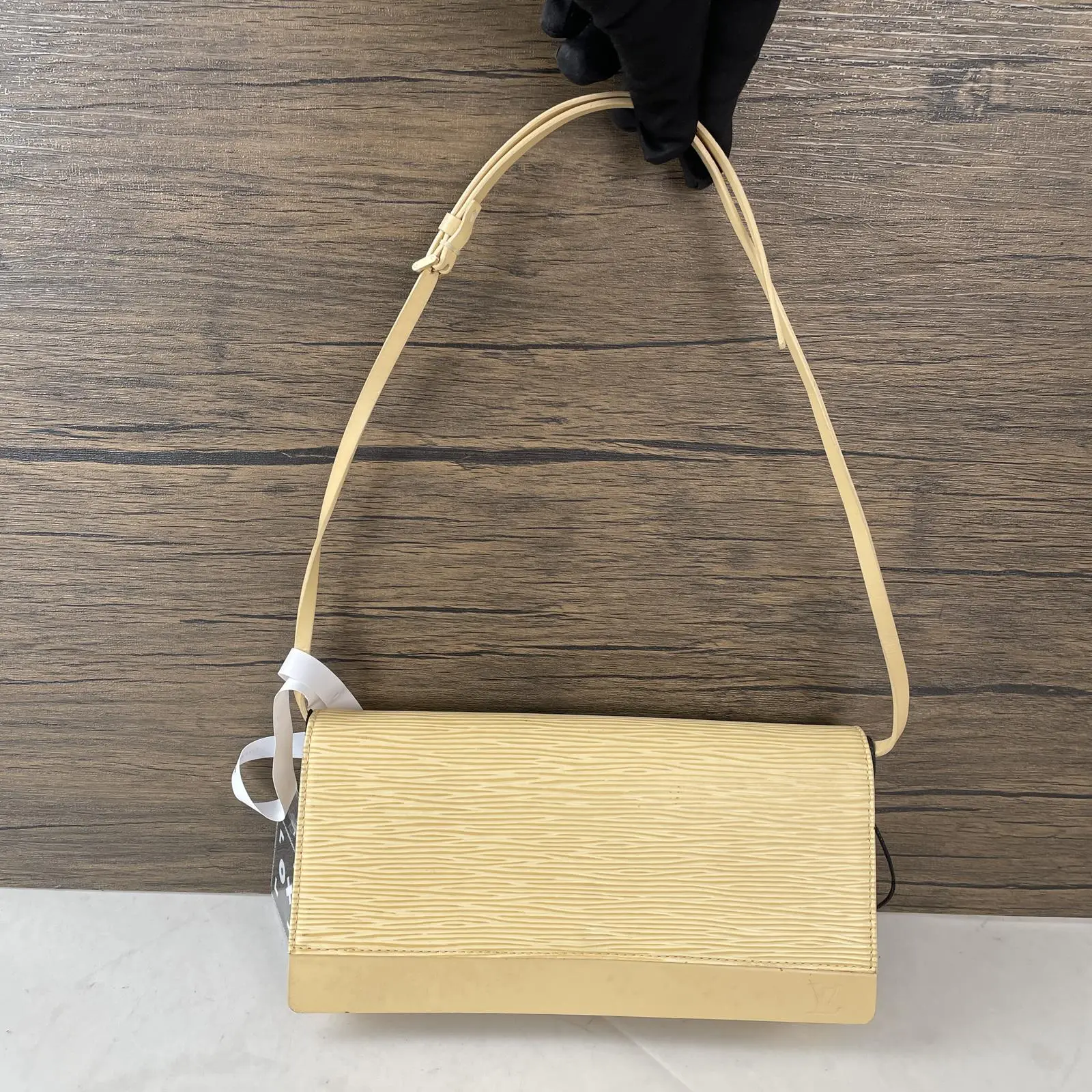 Pre-owned Louis Vuitton leather Shoulder Bags Epi Pochette Shoulder Bag (Vanilla Epi Leather, Gold Tone Hardware) +charm++